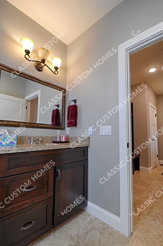 Cerdena - Upper Bathroom